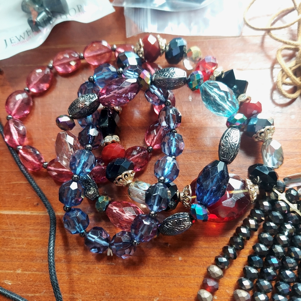 Mixed Jewelry Lot- Necklaces Bracelets Charms And More - Picture 6 of 7